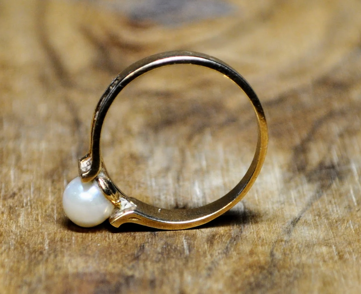 10K Gold Pearl Tension Solitaire Ring - Size 6.5 - Stamped 10 Karat Gold - Vintage 1950s 10K Gold Solitaire Tension Set Pearl Ring - Image 6