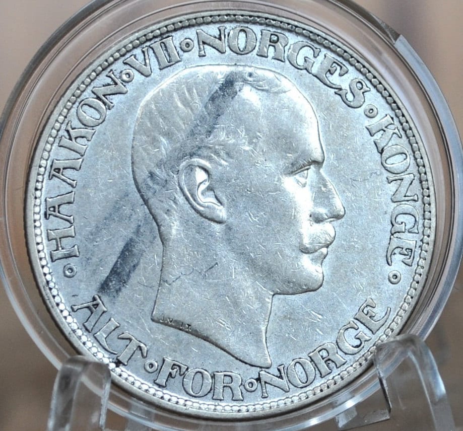 1917 Norway Silver 2 Kroner - Low Mintage, Only 378,000 made - Great Condition / Detail - Norwegian 2K 1917 Silver - Image 2