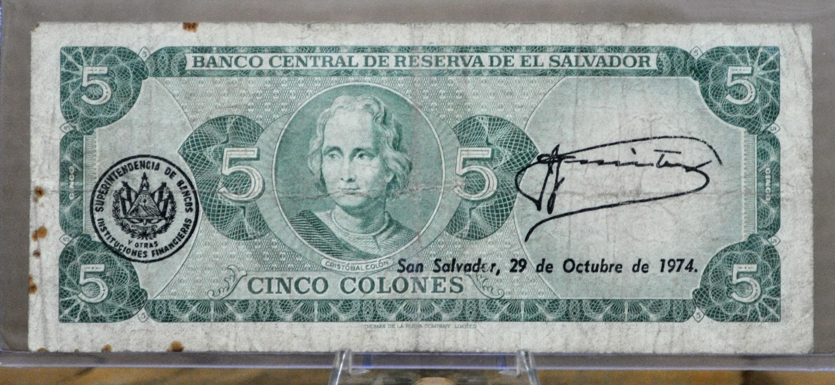 1972 El Salvador 5 Colones Note - Rarer Series VD, Reverse Dated Oct 29th 1974 - 1972/74 El Salvadorian Five Colones Banknote - P#117 - Image 2