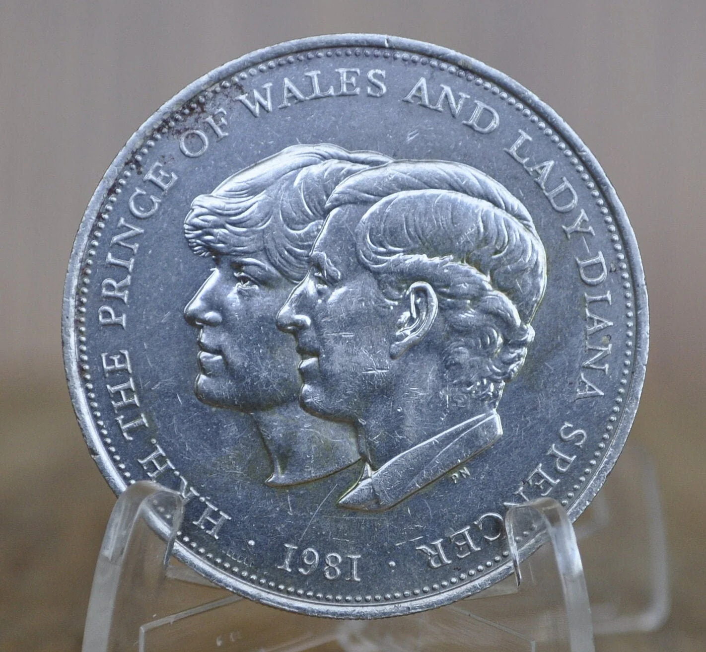 1981 UK Commemorative Prince Charles of Wales and Princess Diana Wedding Coin. 25 Pence Circulated Condition - XF (Extremely Fine) - Image 2