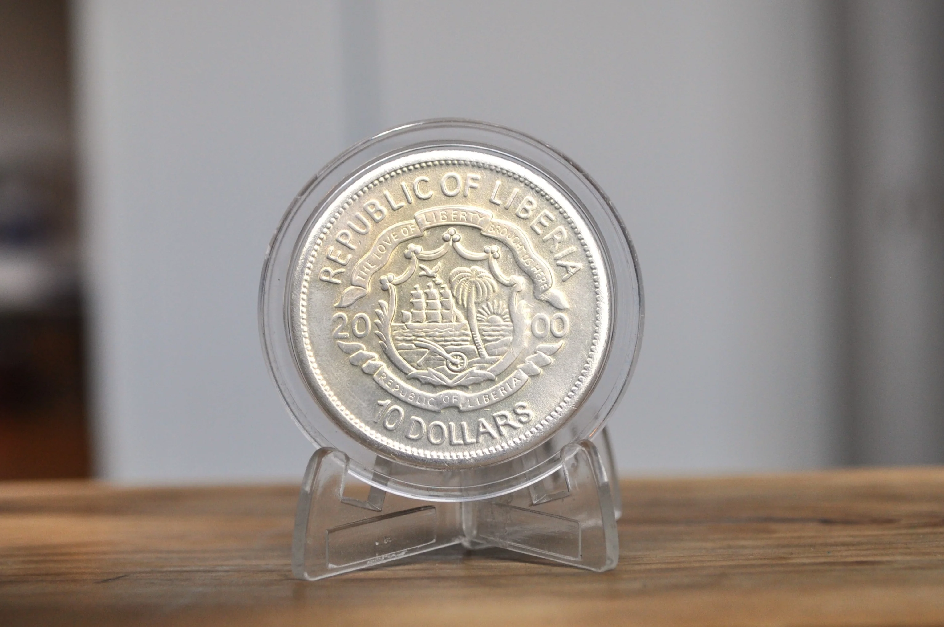 2000 Republic of Liberia Colorized 10-Dollar Coin - The Love of Liberty Brought us here, Republic of Liberia 10 Dollar Token - Image 2