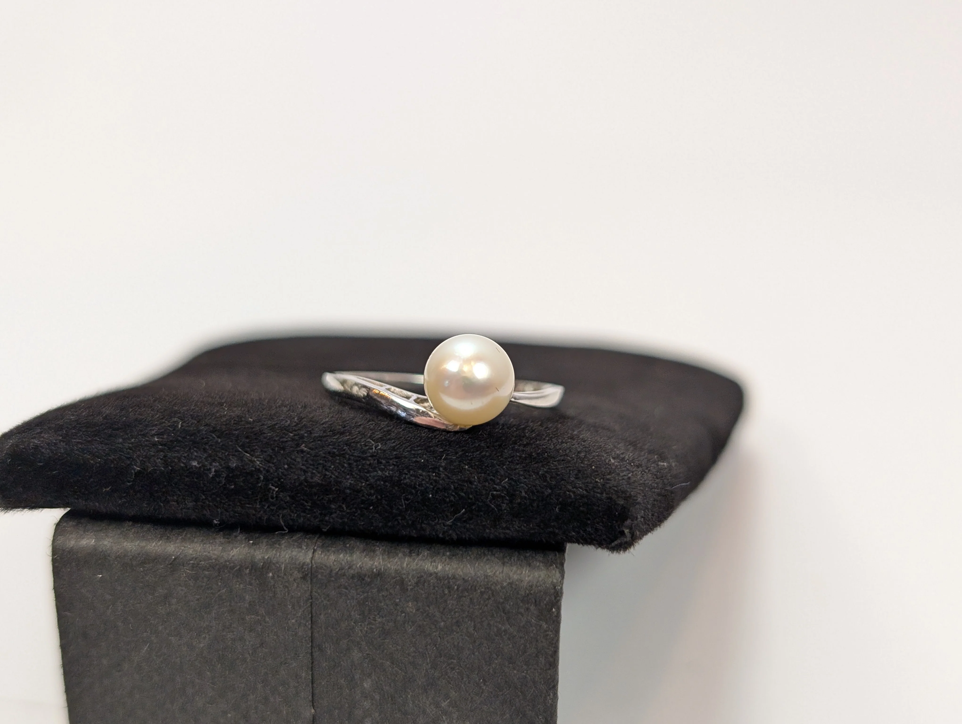 Beautiful 14KT White Gold Pearl Ring - Size 6 - Stamped and Tested 14KT Gold - Shimmering Pearl Stone - Image 2