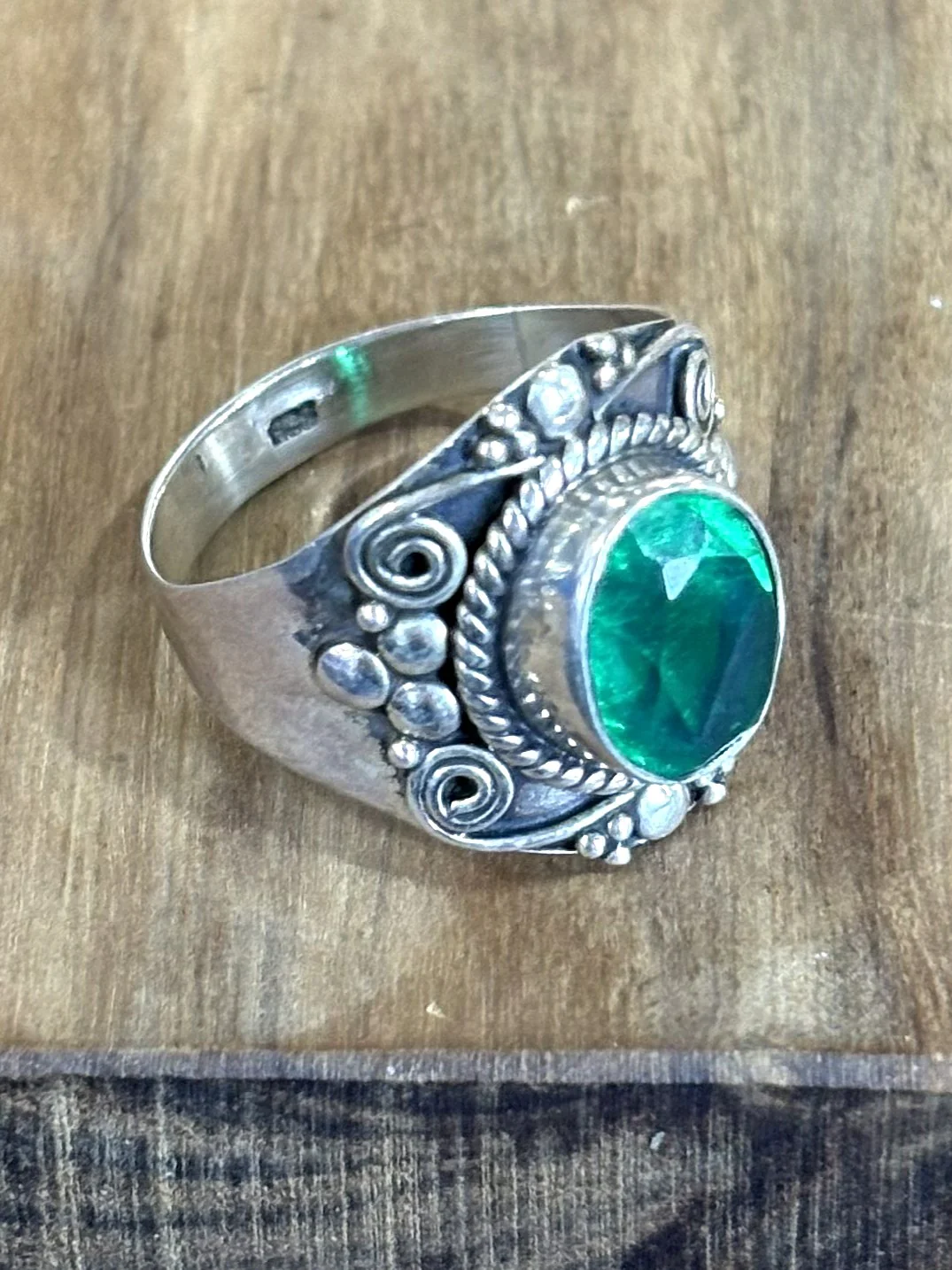 Intricate Boho Green Glass Sterling Silver Filigree Ring Size 8 - Vintage 925 Silver Rope & Scroll Ring with Faceted Green CZ - Image 2
