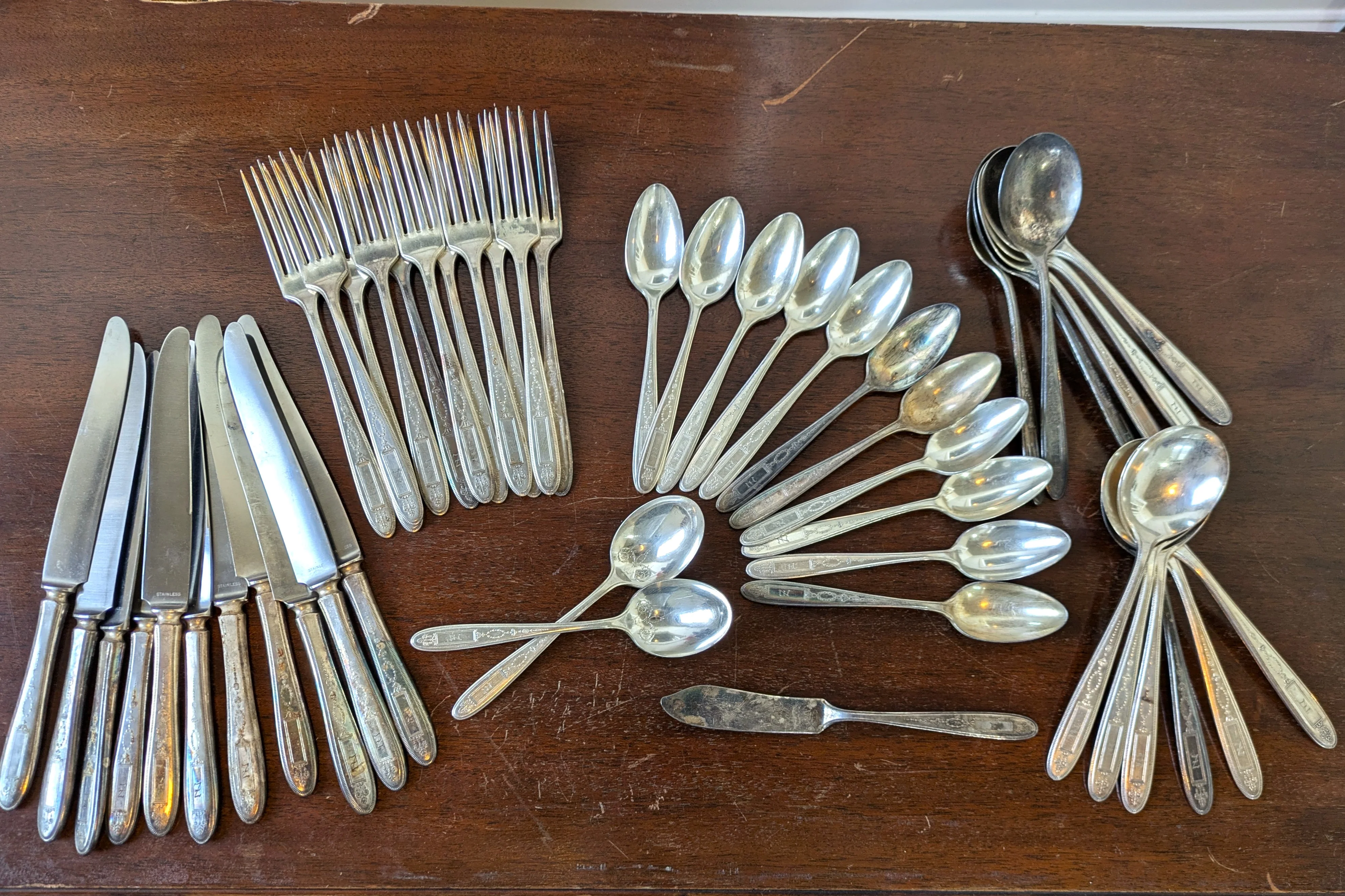 Grosvenor 1921 Oneida Community Plate Dinner Set - Stamped and Tested Silverplate - Knives, Forks, and Spoons - 48 pieces - Dinner Parties - Image 14