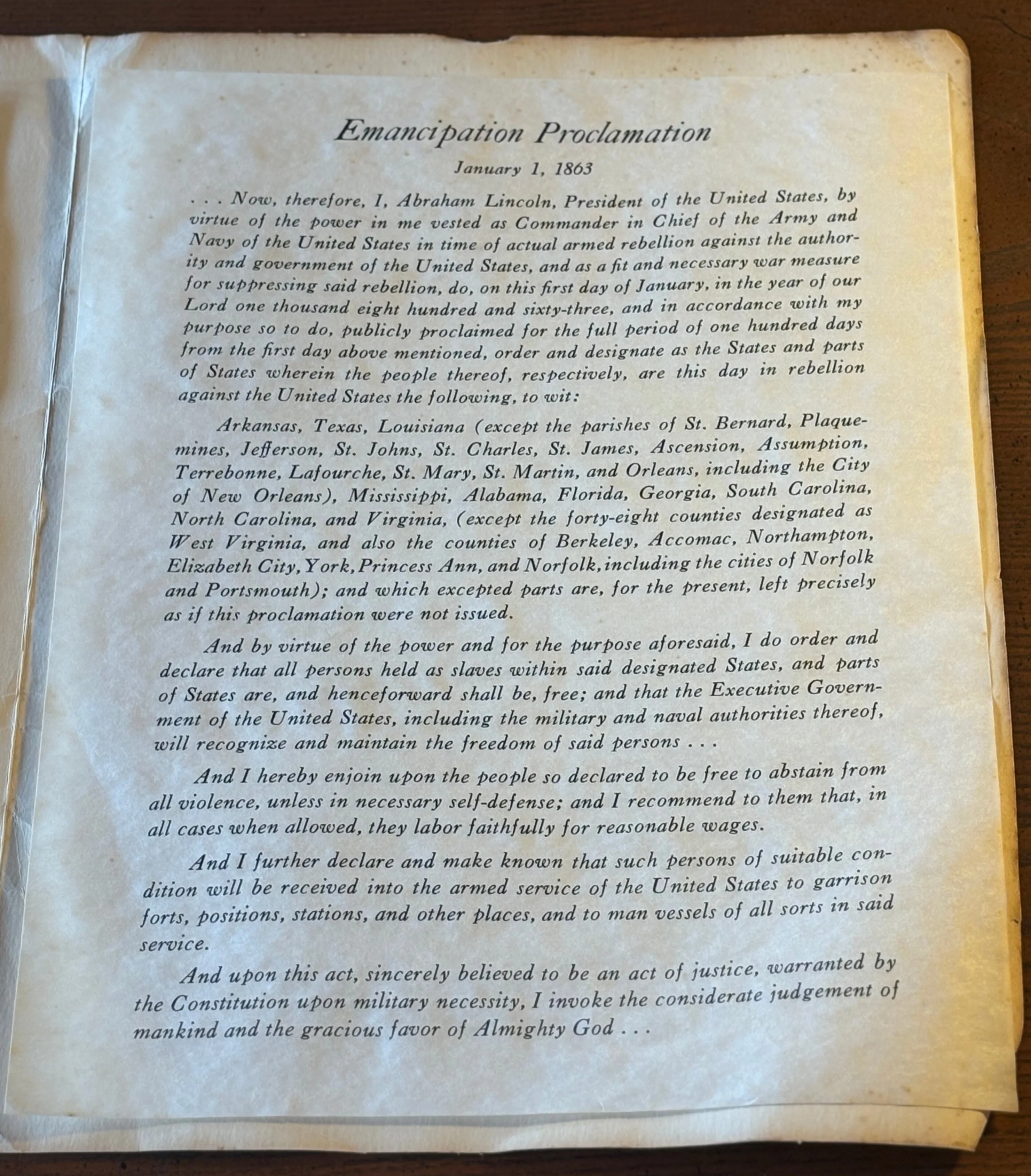 A folio of important American historical documents from American savings - 1950s-1960s prints of historic documents: Bill of Rights, Declaration of Independence, Monroe Doctrine, JFK Inaugural, etc. - Image 6