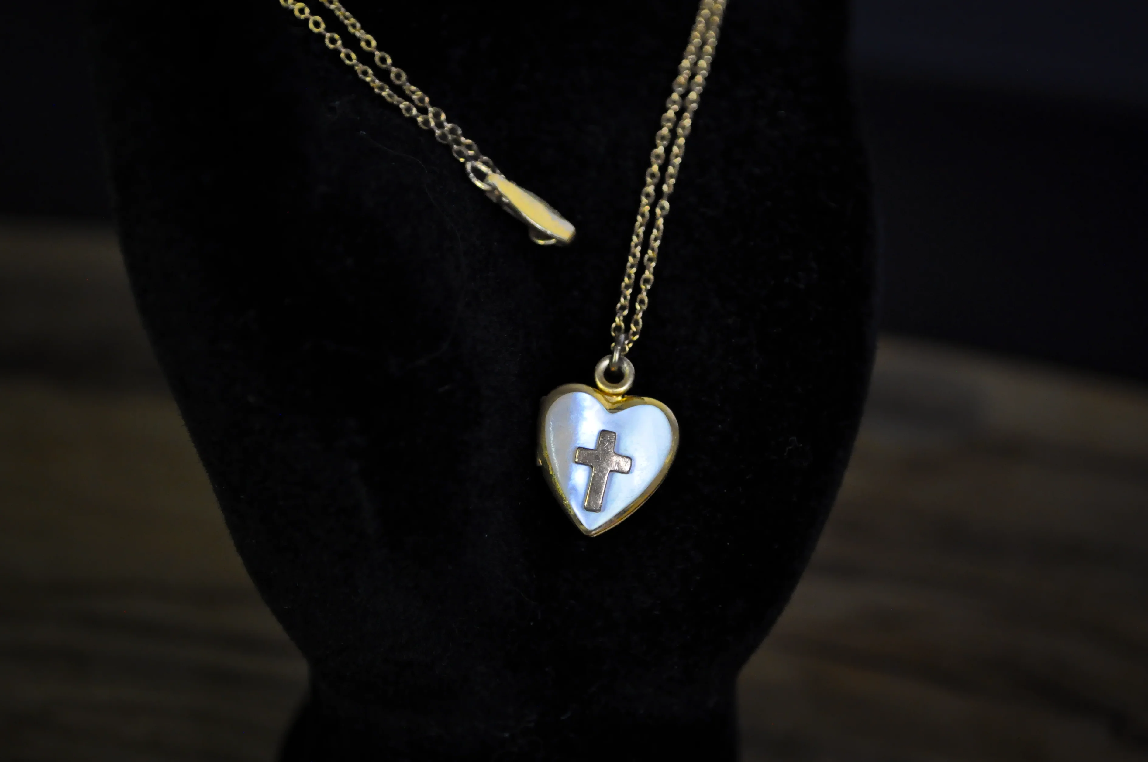 Religious Mother of Pearl Heart Locket with Gold Cross 12k GF Pendant and Original Matching Chain - Vintage 1/20 12k Gold Filled Heart Cross Locket with Original Chain - Image 5