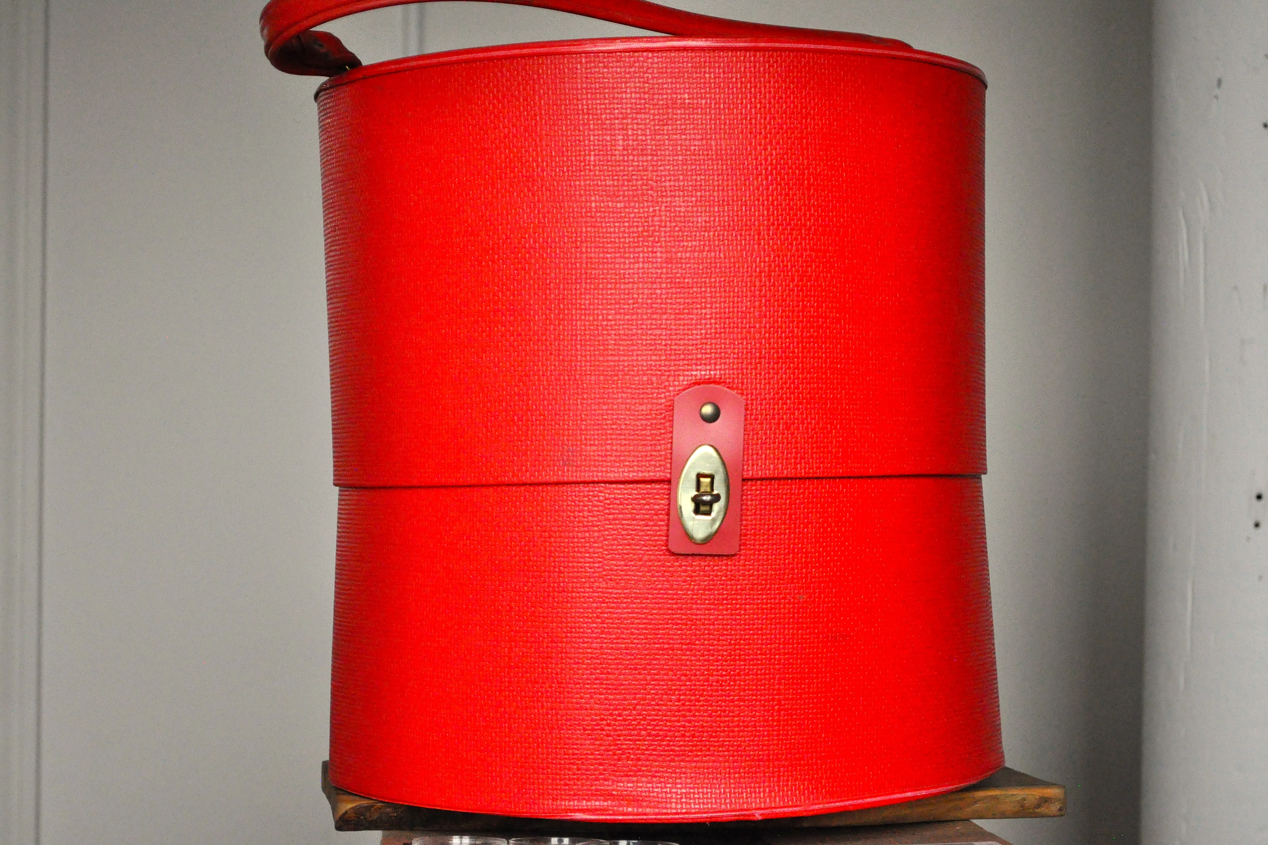 Vintage Everbest Hollywood Florida 1960s Crimson Red Wig Box - Contains Mannequin Head - Wig Not Included - Lockable Red Wig Box - Image 3