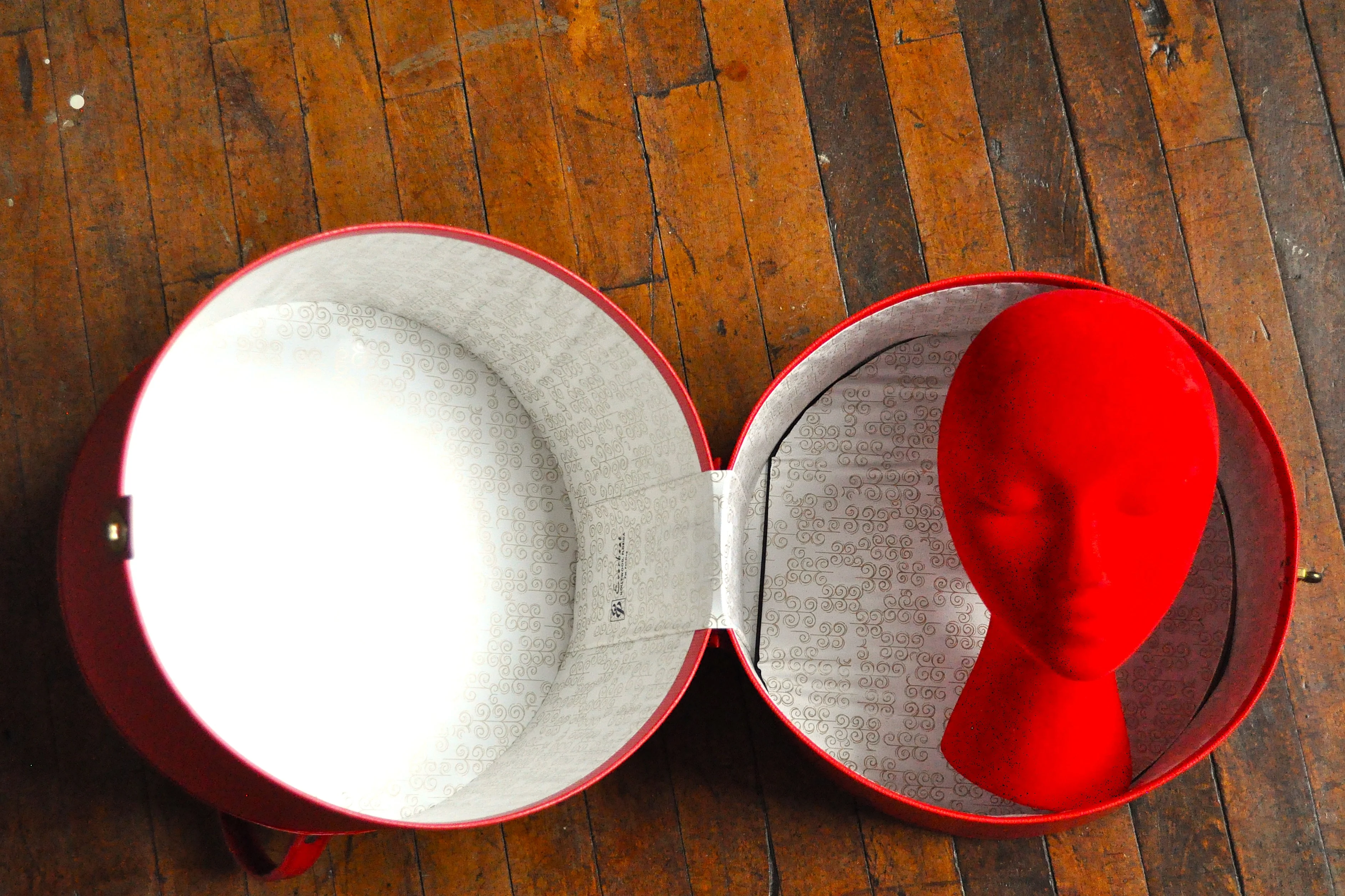 Vintage Everbest Hollywood Florida 1960s Crimson Red Wig Box - Contains Mannequin Head - Wig Not Included - Lockable Red Wig Box - Image 4